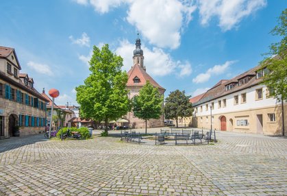 Alstädter Kirchenplatz in Erlangen - Urheber @ schulzfoto